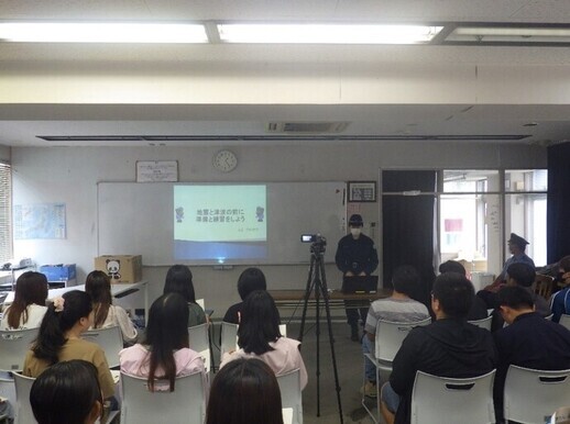 写真:日本語学校における防犯・交通安全教室