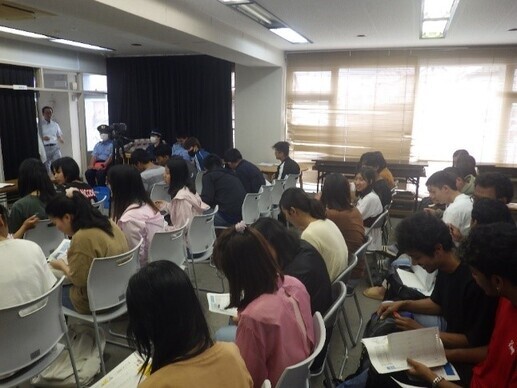 写真:日本語学校における「やさしい日本語」を使用した防犯・交通安全教室