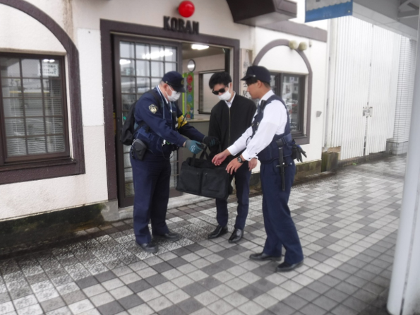 写真:新富士駅における鉄道警察隊との合同訓練(2回目)