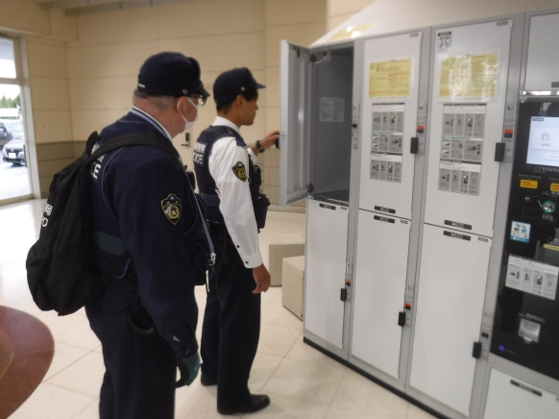 写真:新富士駅における鉄道警察隊との合同訓練(2回目)
