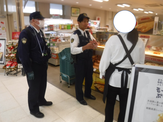 写真:新富士駅における鉄道警察隊との合同訓練(2回目)