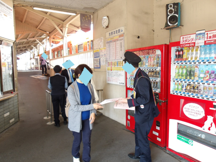 写真:吉原本町駅付近での啓発品の配布