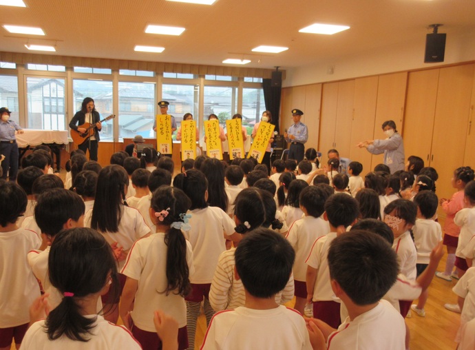 写真:山作戦さんと園児たち