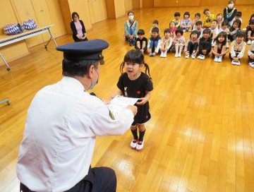 写真：令和7年度ちびっこおまわりさん任命式（白羽のんのん英育園）