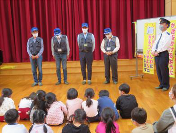 写真：令和7年度ちびっこおまわりさん任命式（白羽のんのん英育園）