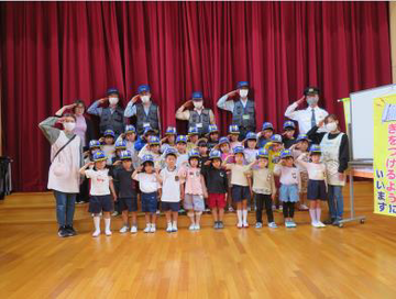 写真：令和7年度ちびっこおまわりさん任命式（白羽のんのん英育園）