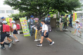 写真：「子ども見守り強化の日」下校見守り活動