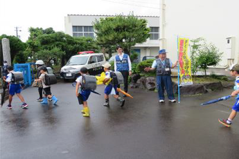 写真：「子ども見守り強化の日」下校見守り活動