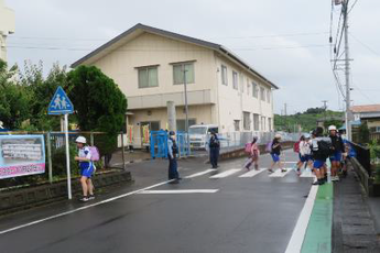 写真：「子ども見守り強化の日」下校見守り活動