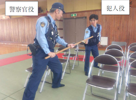写真：列車内を模倣した施設におけるロールプレイング訓練の様子