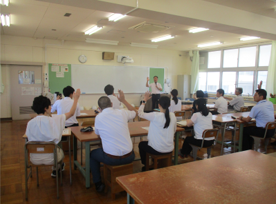 写真：不審者侵入対処訓練の様子