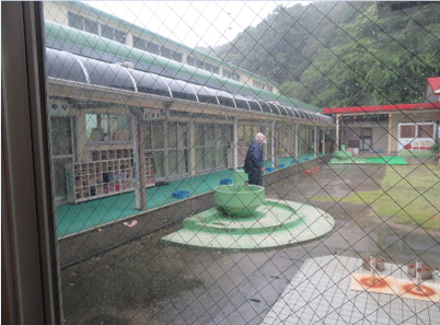 写真：不審者侵入対処訓練の様子
