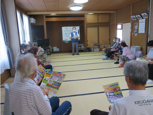 写真：加茂三軒家集会所「憩いの場」での防犯講話の様子