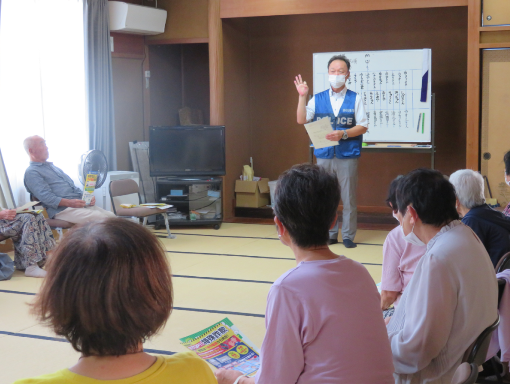 写真：加茂三軒家集会所「憩いの場」での防犯講話の様子