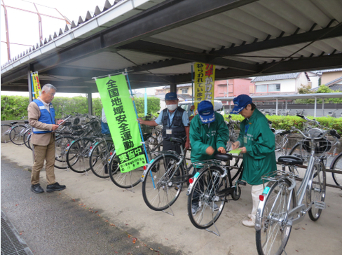 写真：通学自転車の防犯診断の様子