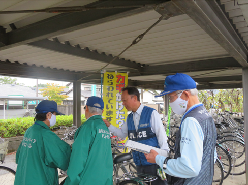 写真：通学自転車の防犯診断の様子