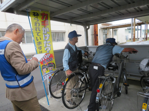 写真：通学自転車の防犯診断の様子