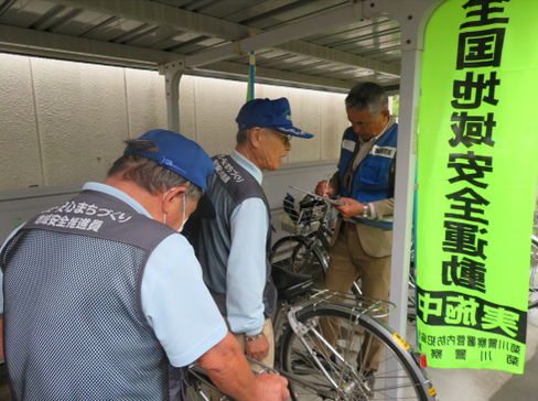 写真：通学自転車の防犯診断の様子