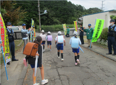 写真：下校見守り活動の様子
