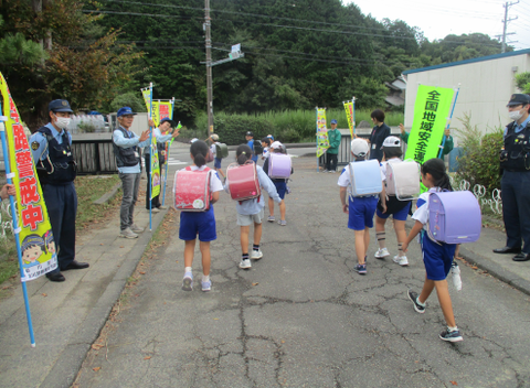 写真：下校見守り活動の様子