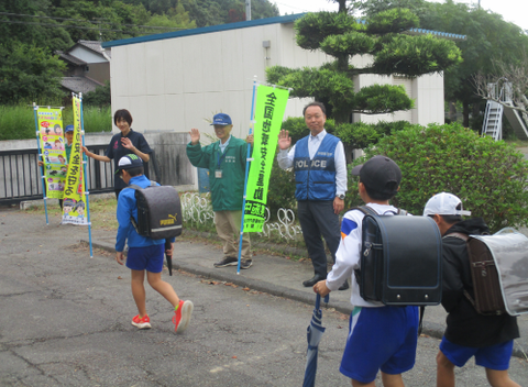 写真：下校見守り活動の様子
