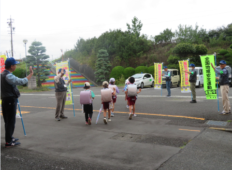 写真：下校見守り活動の様子