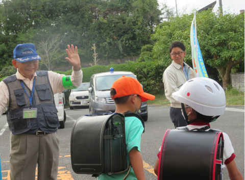 写真：下校見守り活動の様子