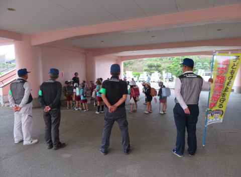 写真：下校見守り活動の様子