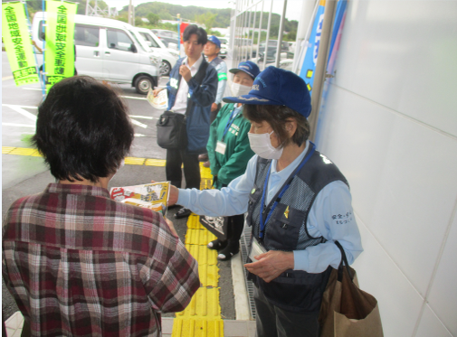 写真：啓発チラシの配布