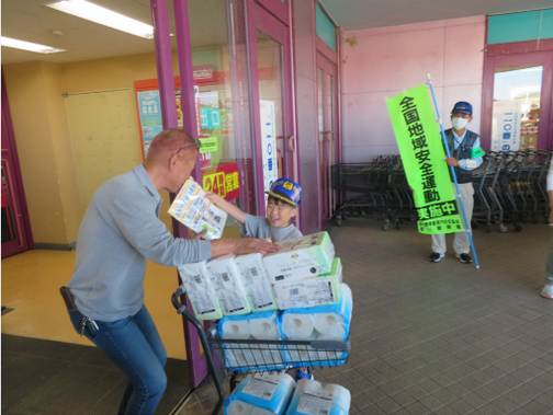 写真：来客にチラシを配布するちびっこおまわりさん