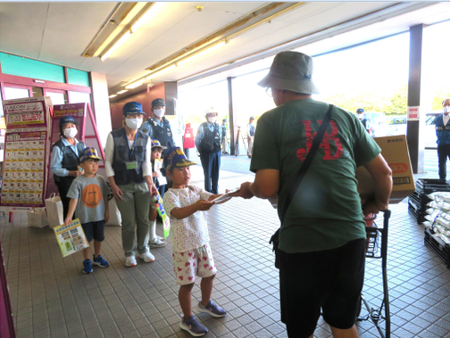 写真：チラシを配布するちびっこおまわりさん