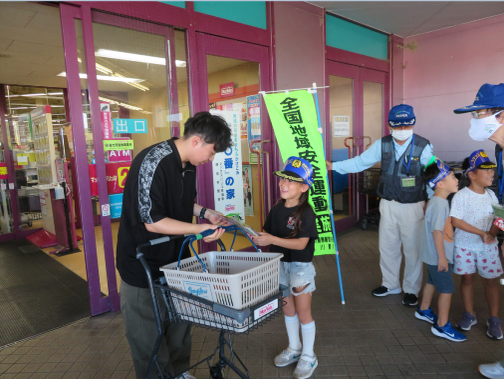 写真：来店客に詐欺注意を呼び掛けるちびっこおまわりさん