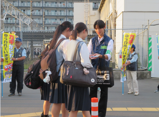 写真：啓発品を配布する「K・Oハイスクール呼びかけ隊」の皆さん