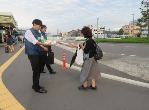 写真：啓発品を配布する様子
