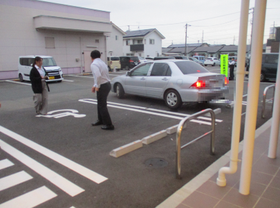 写真：カラーボールを投げる様子