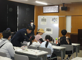 写真：鑑識体験をする参加者の皆さん