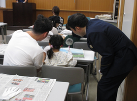 写真：指紋採取体験する参加者の皆さん