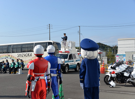 写真：様子を見守るエスピーくん、アーマードポリスたち