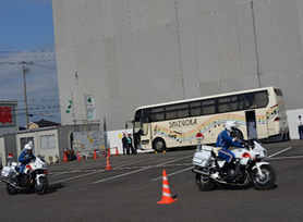 写真：白バイ走行の様子