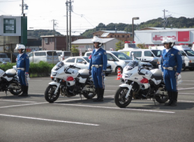 写真：警察官と白バイ