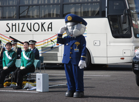 写真：敬礼するエスピーくん