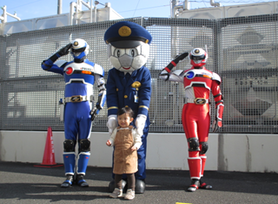 写真：参加者との記念撮影するエスピーくんとアーマードポリス
