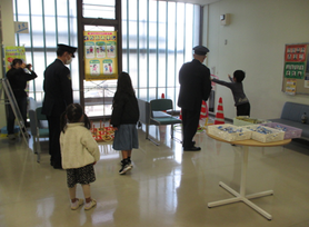 写真：輪投げをする参加者