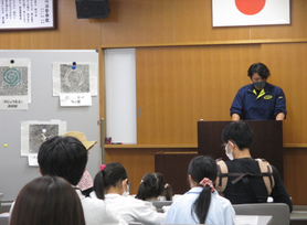 写真：鑑識担当者からの説明