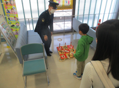 写真：輪投げを楽しみながら警察官の説明を聞く参加者