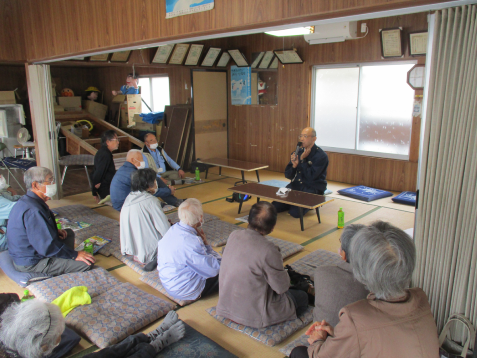 写真：駐在所員の話を聞く地域の皆さん