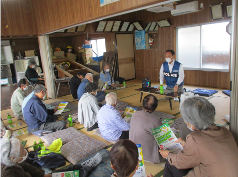 写真：配布資料を読みながら話を聞く皆さん