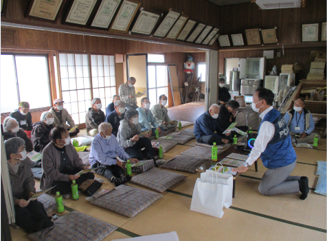 写真：国際電話利用休止について聞く地域の皆さん