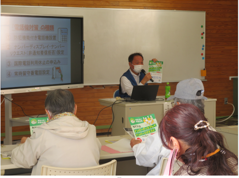 写真：警察職員による説明