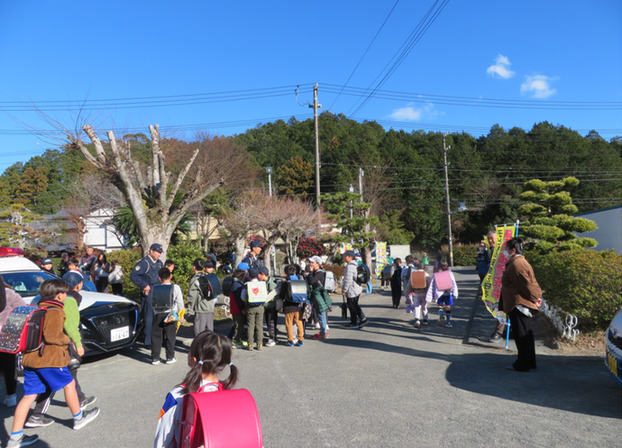 写真：六郷小学校での下校見守り活動の様子